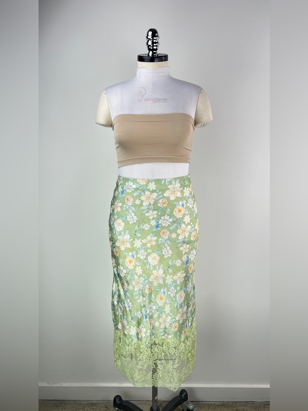 💚 3711. Floral Lace Trim Midi Skirt in Pastel Green